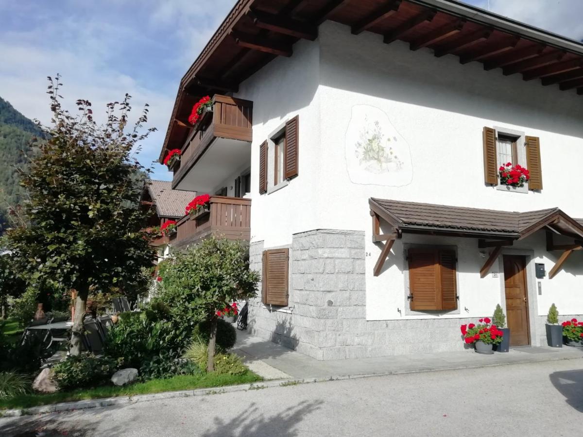 Appartamento Con Giardino Carisolo Kültér fotó